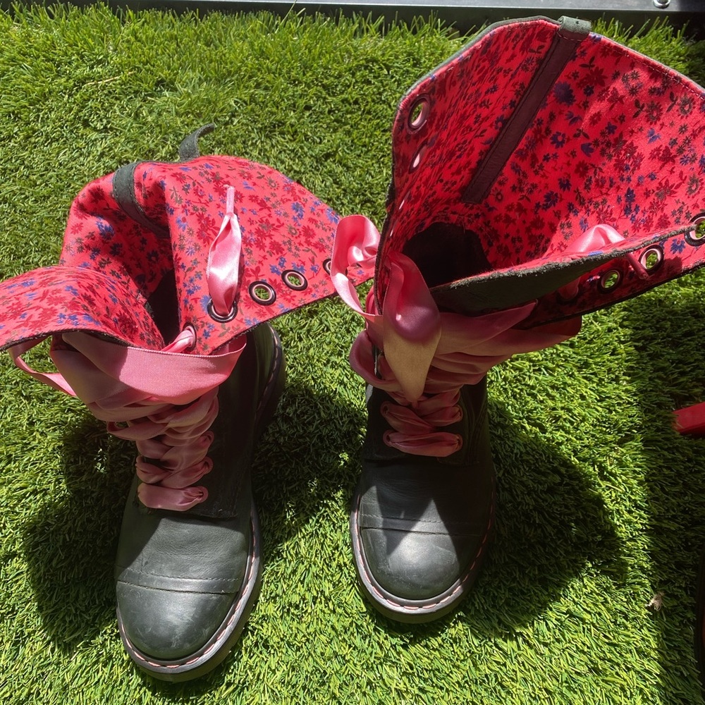 Stunning Dr.Martens Triumph 12 holes pink satin lace